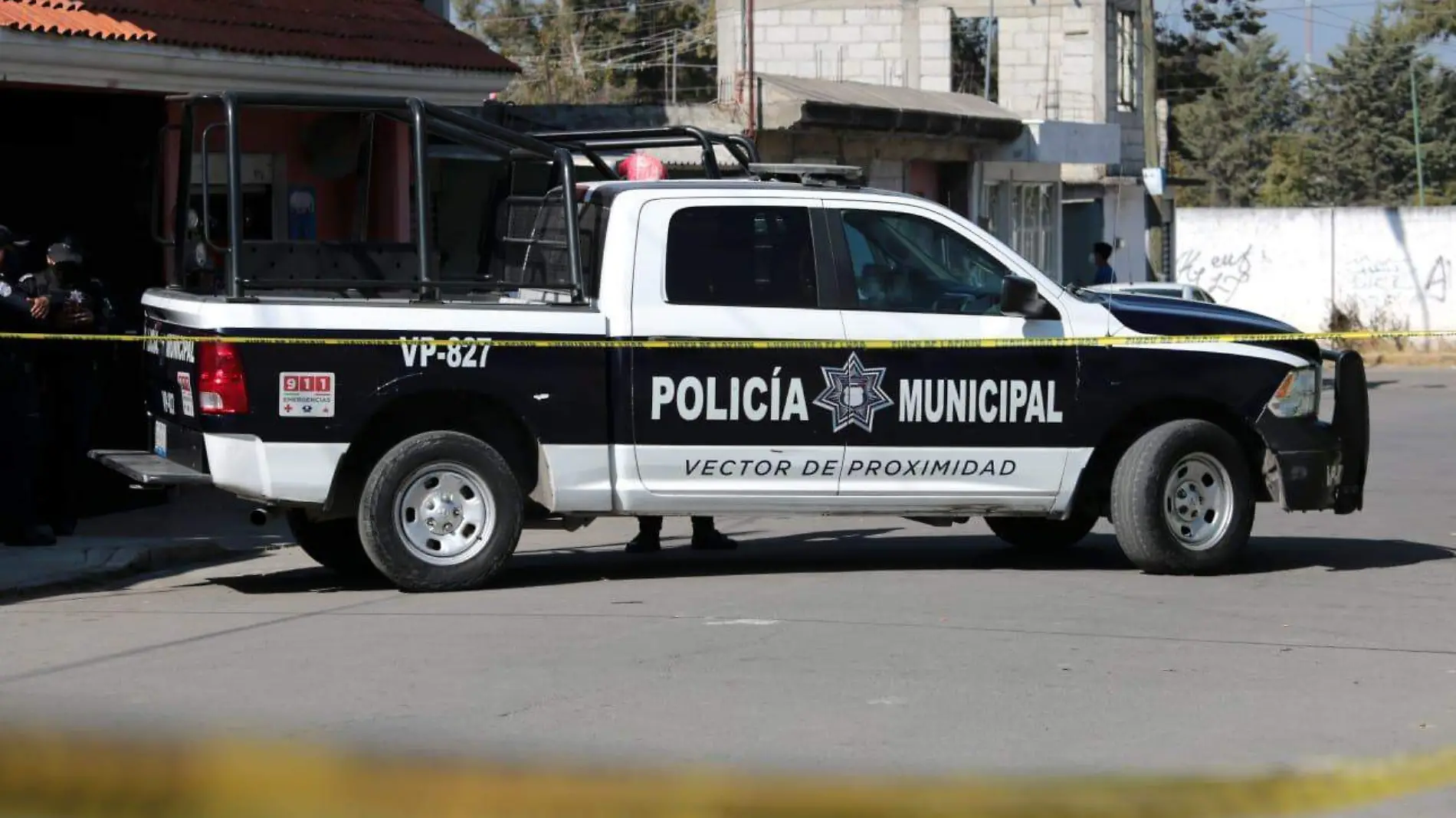 Policía le dispara a hombre para defender a su compañera